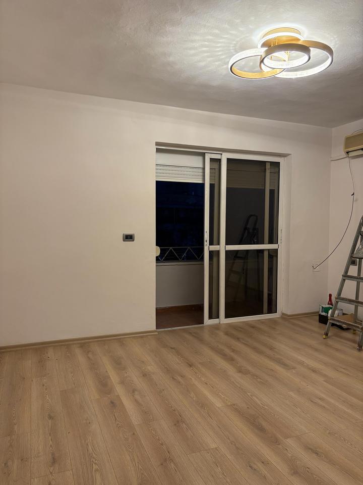 SHITET APARTAMENT 2+1 – ALI DEMI, PËRBALLË FUSHËS ALI DEMI