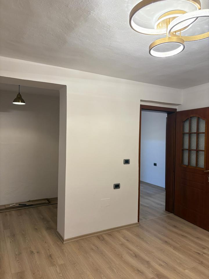 SHITET APARTAMENT 2+1 – ALI DEMI, PËRBALLË FUSHËS ALI DEMI