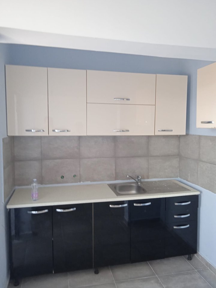 SHITET APARTAMENT 1+1 – LAPRAKË, RRUGA RIZA CUKA