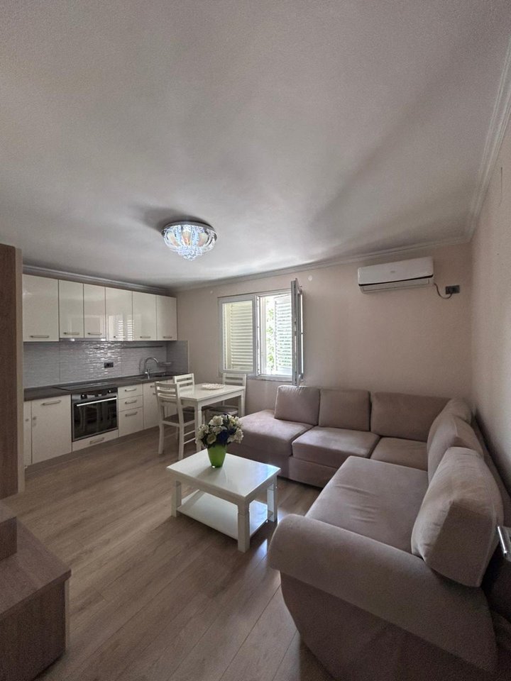 SHITET APARTAMENT 2+1 – OXHAKU, PËRBALLË SHKOLLES BASHKUAR