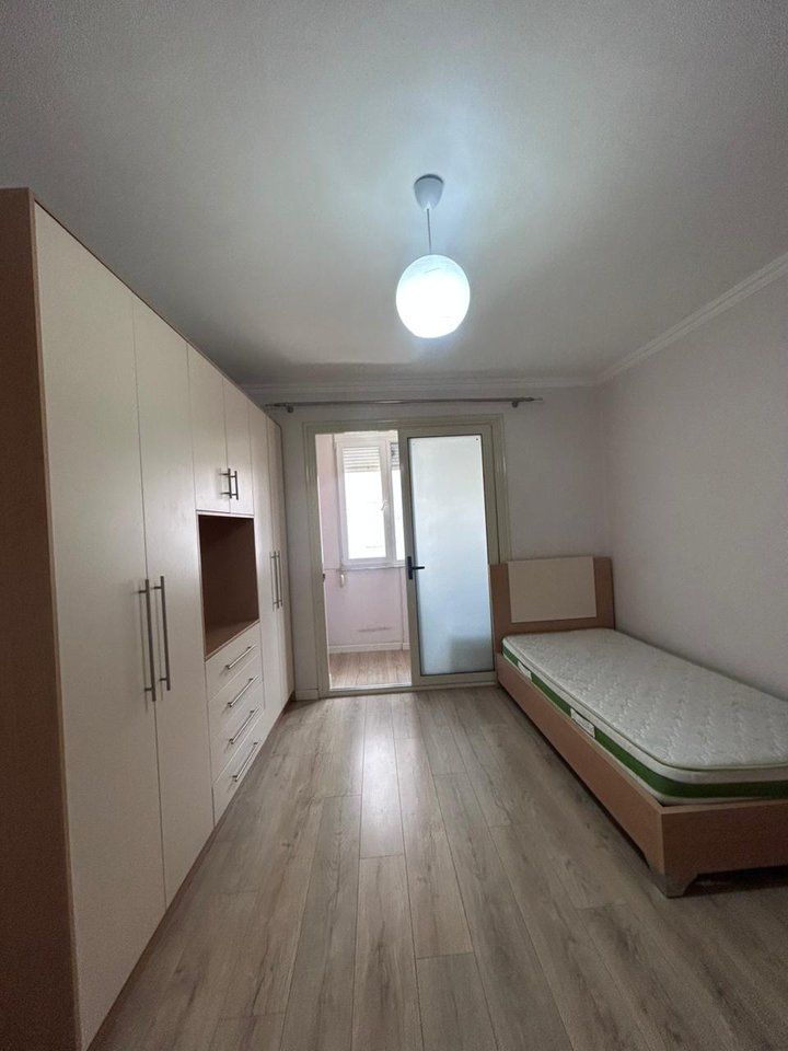 SHITET APARTAMENT 2+1 – OXHAKU, PËRBALLË SHKOLLES BASHKUAR