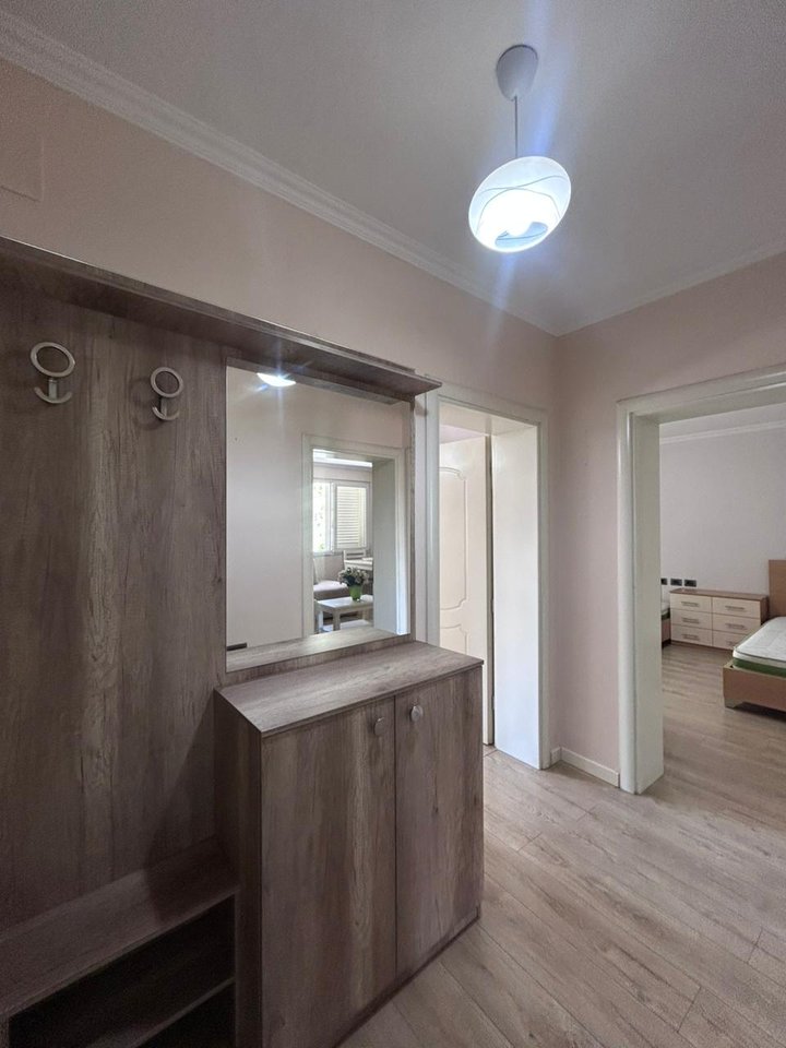 SHITET APARTAMENT 2+1 – OXHAKU, PËRBALLË SHKOLLES BASHKUAR