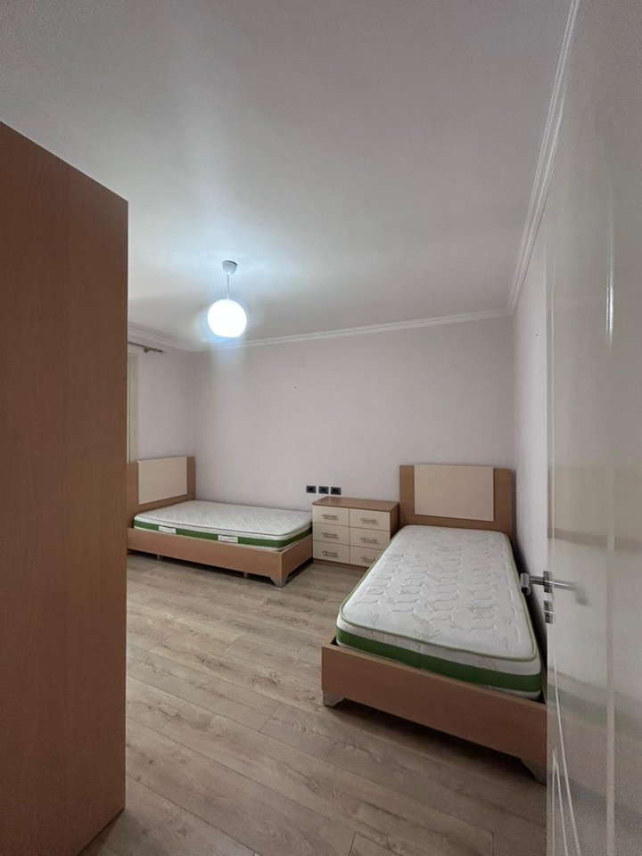 SHITET APARTAMENT 2+1 – OXHAKU, PËRBALLË SHKOLLES BASHKUAR