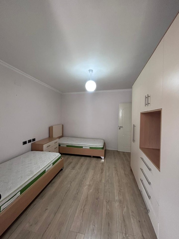 SHITET APARTAMENT 2+1 – OXHAKU, PËRBALLË SHKOLLES BASHKUAR