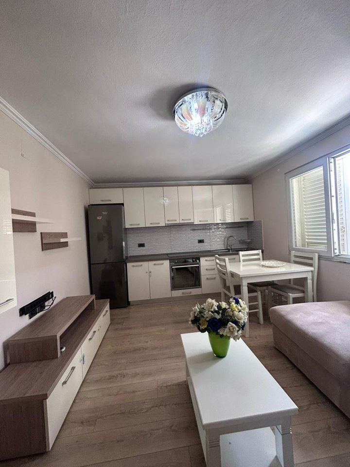 SHITET APARTAMENT 2+1 – OXHAKU, PËRBALLË SHKOLLES BASHKUAR