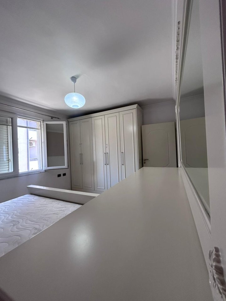 SHITET APARTAMENT 2+1 – OXHAKU, PËRBALLË SHKOLLES BASHKUAR