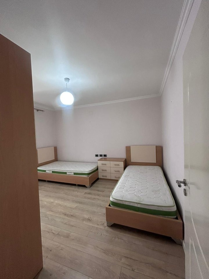 SHITET APARTAMENT 2+1 – OXHAKU, PËRBALLË SHKOLLES BASHKUAR