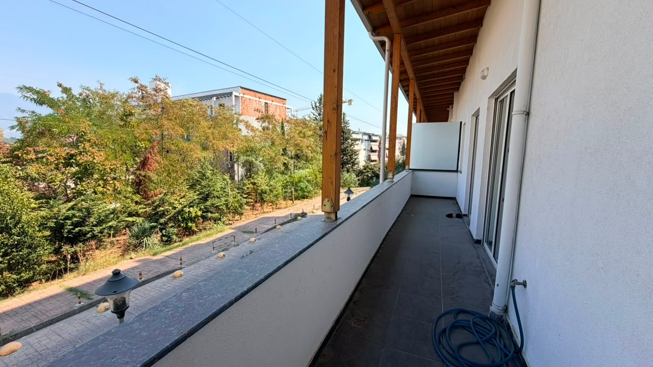 SHITET APARTAMENT 2+1+2 – LIQENI I THATË, RRUGA PETI