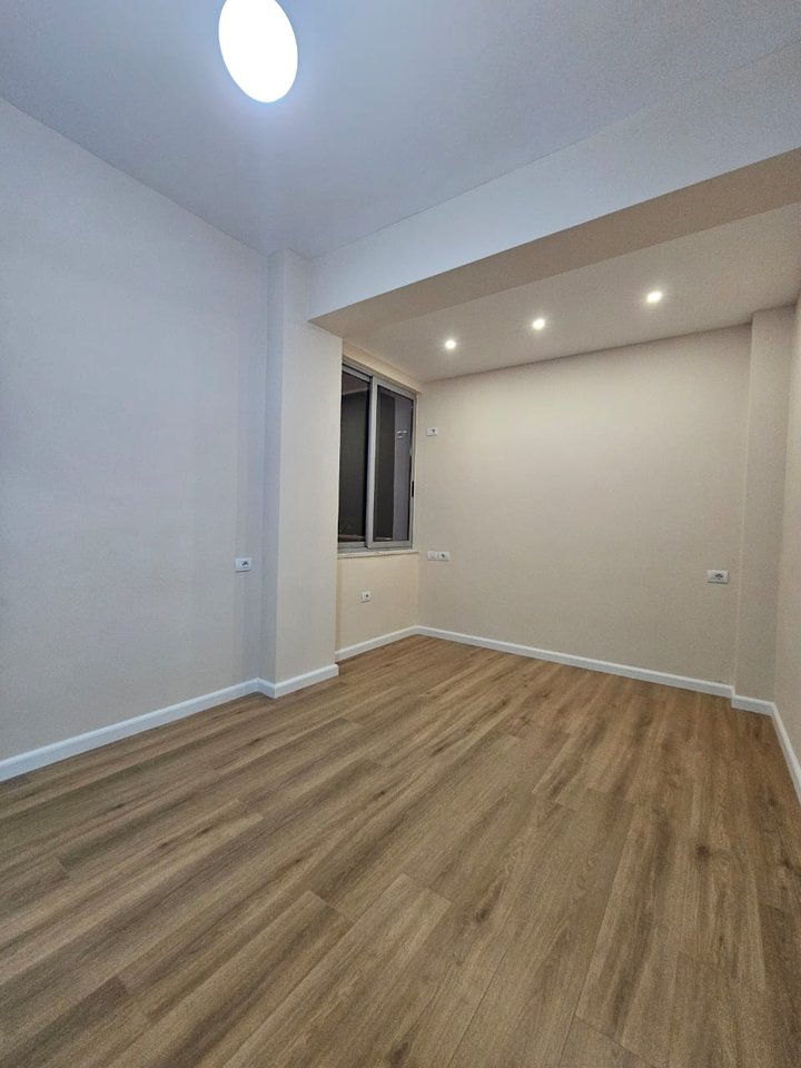 SHITET APARTAMENT 1+1 – RRUGA E KAVAJËS, PËRBALLË DELIJORGJIT