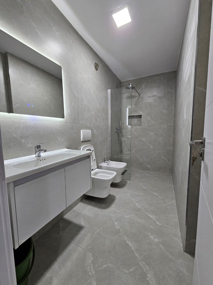 SHITET APARTAMENT 1+1 – RRUGA E KAVAJËS, PËRBALLË DELIJORGJIT