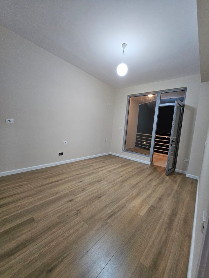 SHITET APARTAMENT 1+1 – RRUGA E KAVAJËS, PËRBALLË DELIJORGJIT