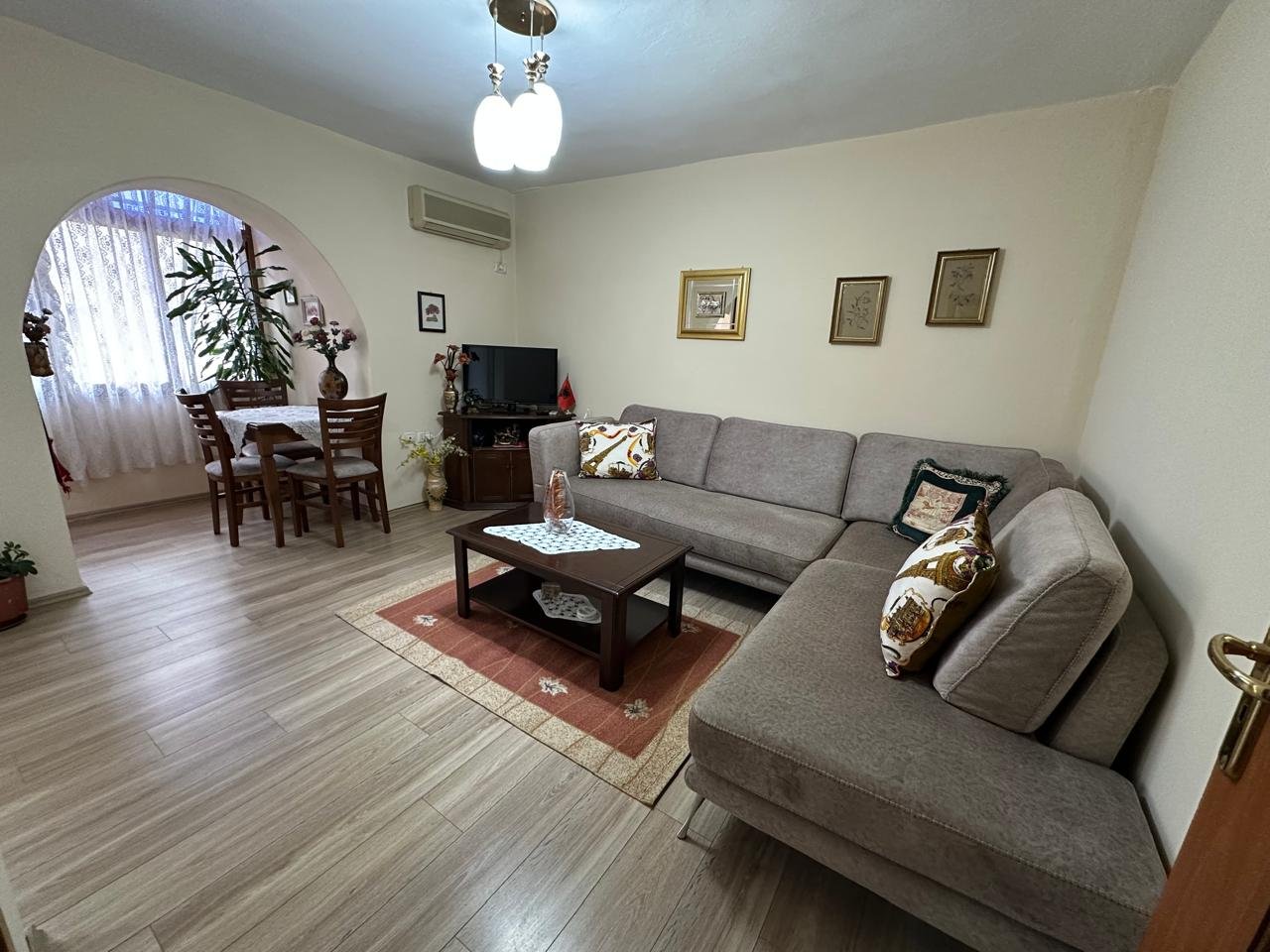 SHITET APARTAMENT 1+1 – RRUGA BUDI, PRANË AMBASADËS AMERIKANE