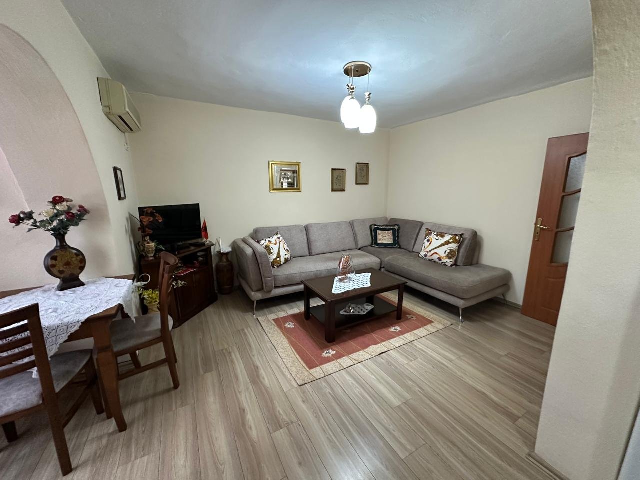 SHITET APARTAMENT 1+1 – RRUGA BUDI, PRANË AMBASADËS AMERIKANE