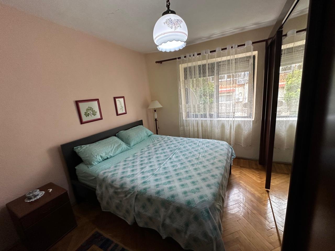 SHITET APARTAMENT 1+1 – RRUGA BUDI, PRANË AMBASADËS AMERIKANE
