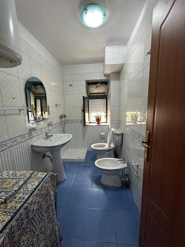 SHITET APARTAMENT 1+1 – RRUGA BUDI, PRANË AMBASADËS AMERIKANE