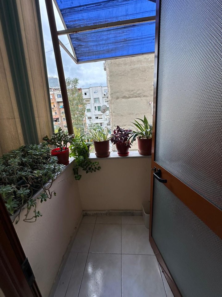 SHITET APARTAMENT 1+1 – RRUGA BUDI, PRANË AMBASADËS AMERIKANE