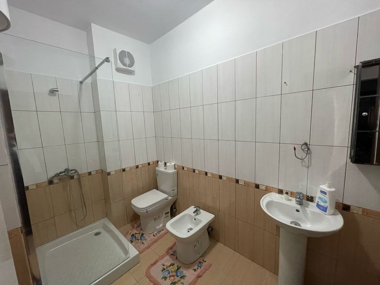 🏡 JEPET ME QIRA APARTAMENT 3+1 – ALI DEMI