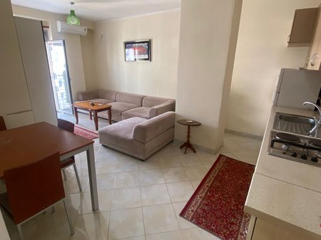 SHITET APARTAMENT 1+1 – PRANË POLICISË RRUGORE