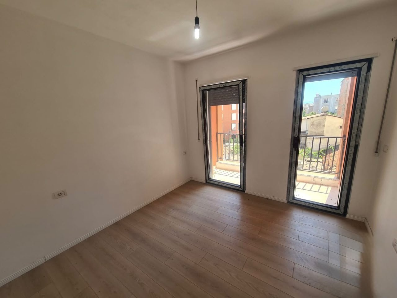 SHITET APARTAMENT 2+1 – SHKOLLA E KUQE