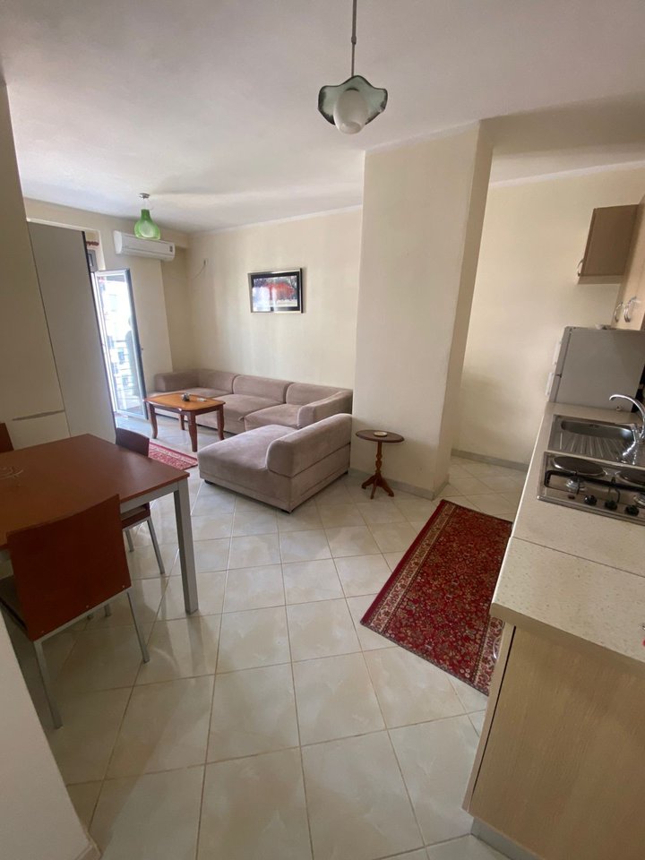 SHITET APARTAMENT 1+1 – PRANË POLICISË RRUGORE