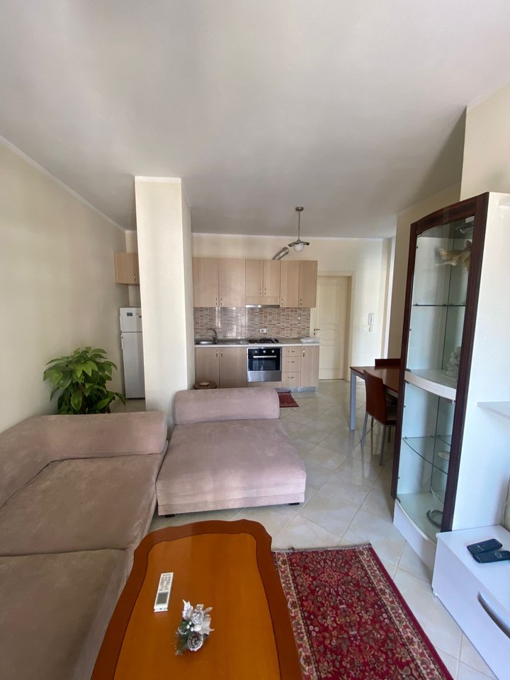 SHITET APARTAMENT 1+1 – PRANË POLICISË RRUGORE
