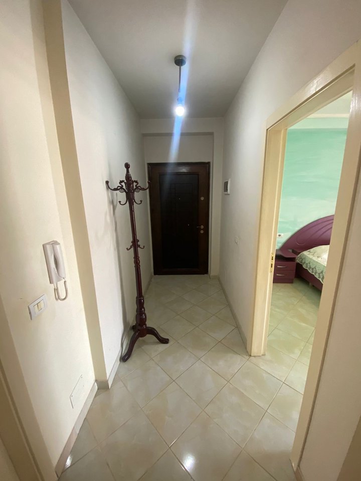 SHITET APARTAMENT 1+1 – PRANË POLICISË RRUGORE