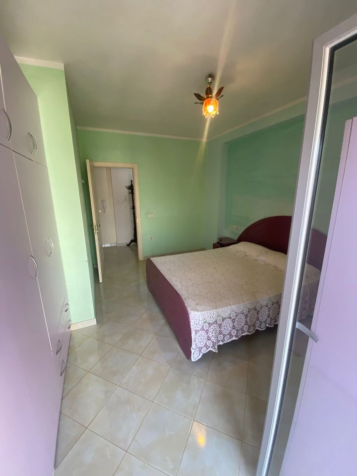 SHITET APARTAMENT 1+1 – PRANË POLICISË RRUGORE