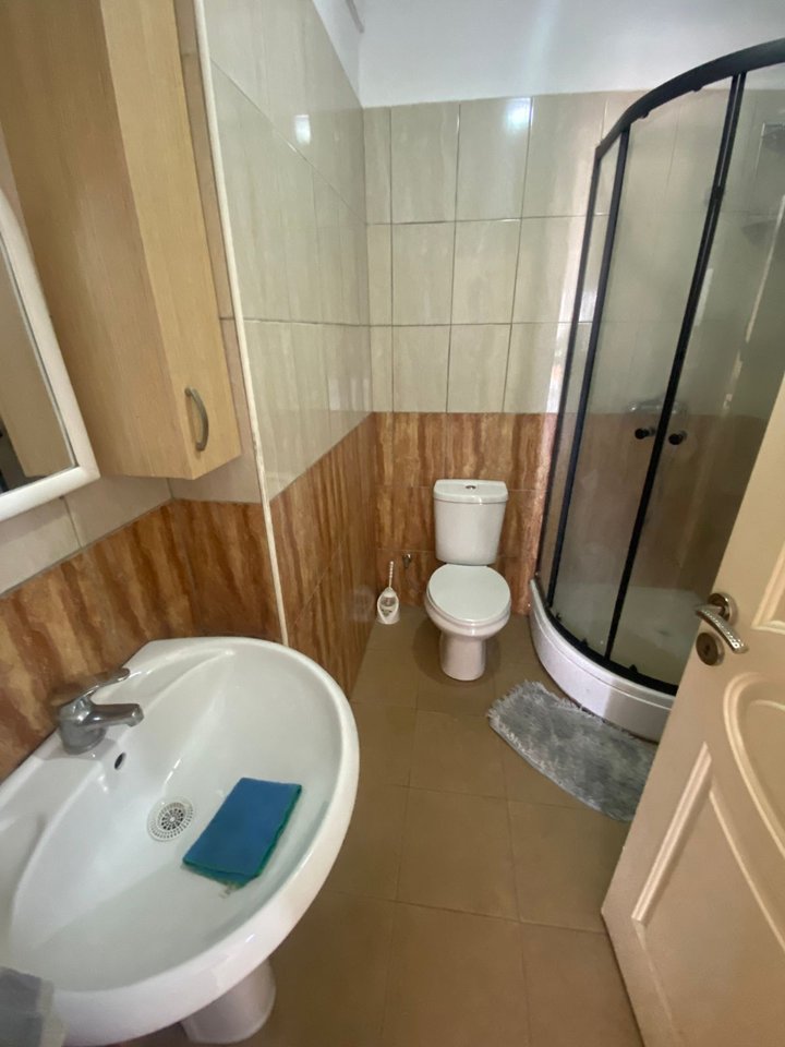 SHITET APARTAMENT 1+1 – PRANË POLICISË RRUGORE