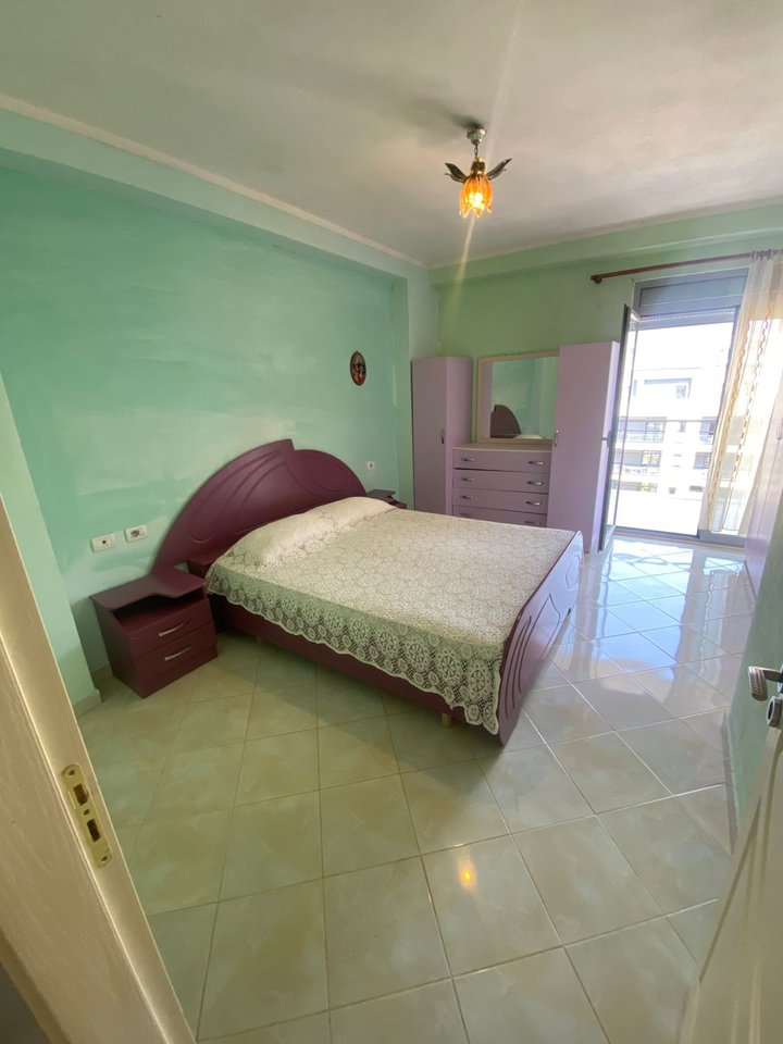 SHITET APARTAMENT 1+1 – PRANË POLICISË RRUGORE
