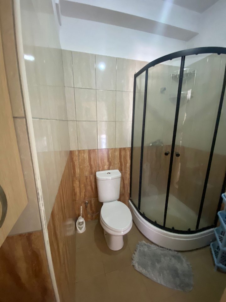 SHITET APARTAMENT 1+1 – PRANË POLICISË RRUGORE