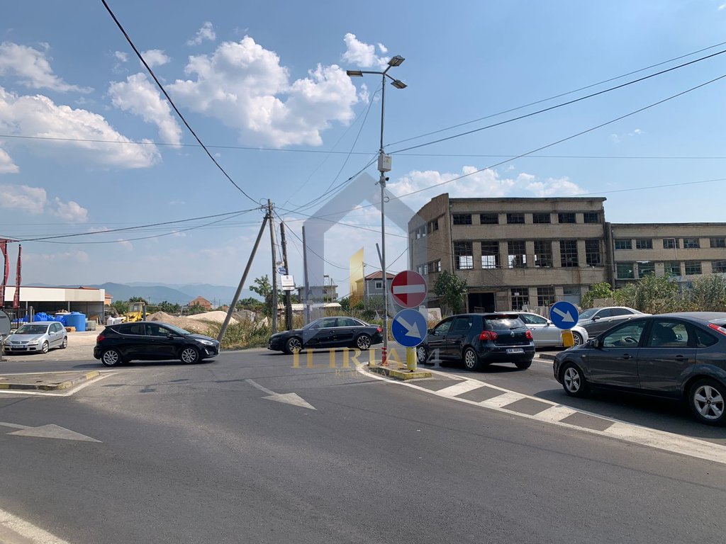 Toke truall per shitje ne "Lezhe", buze rruges kryesore