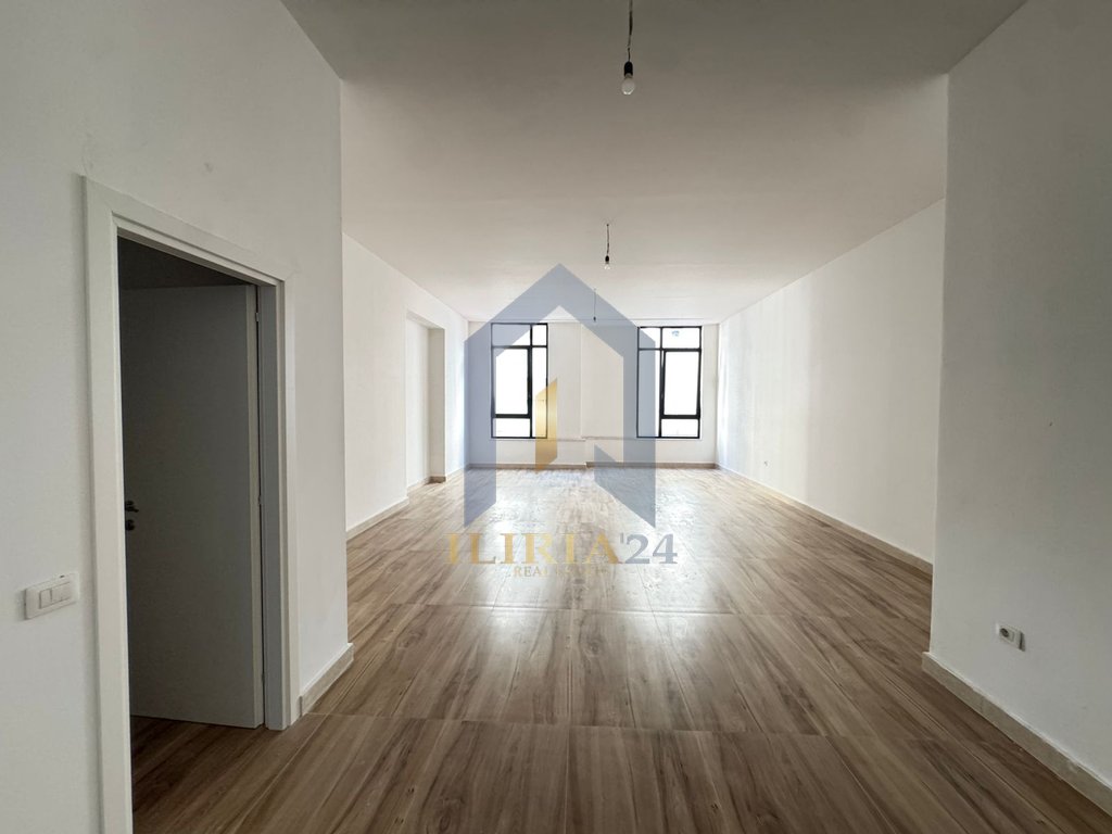 Ambient Biznesi me qira ne "Mine Peze" Donika Center