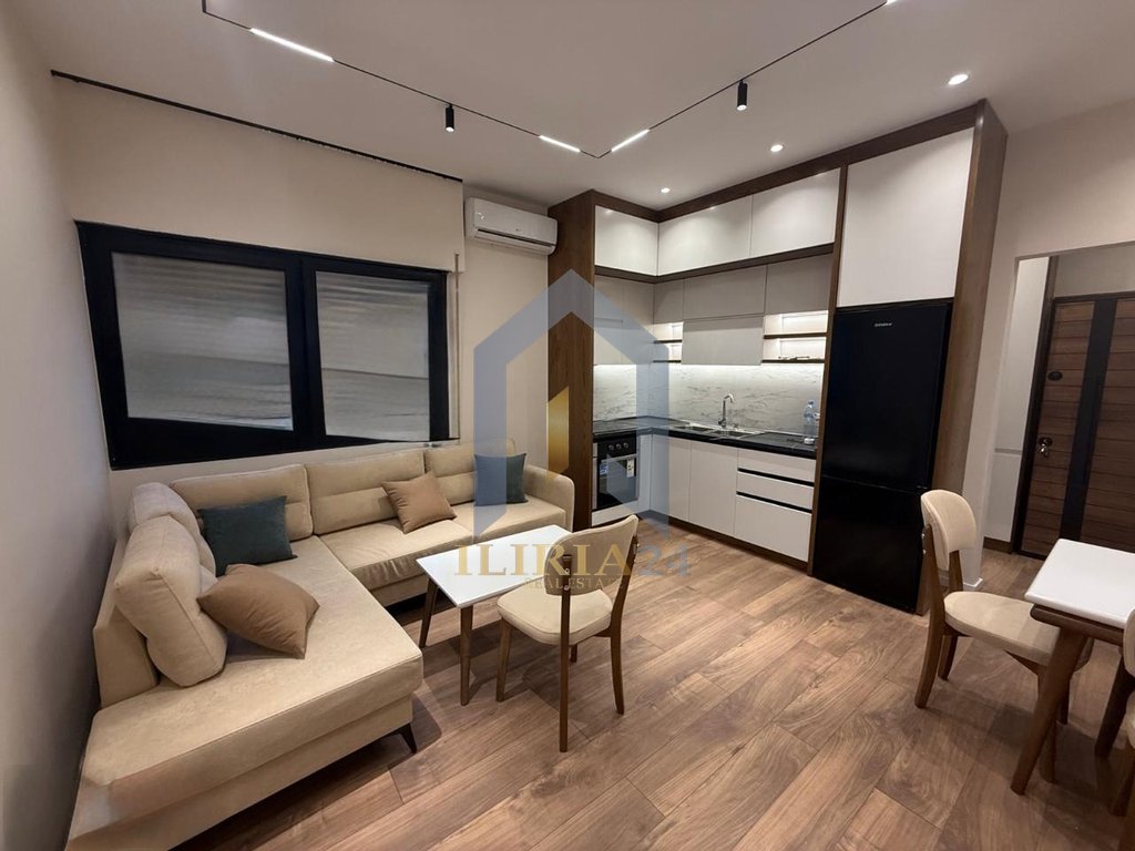 1+1 apartment for rent at "Komuna e Parisit"