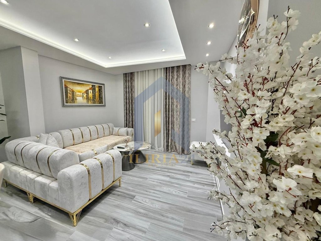 Apartament  2+1+2 me qira, në "Fresk"