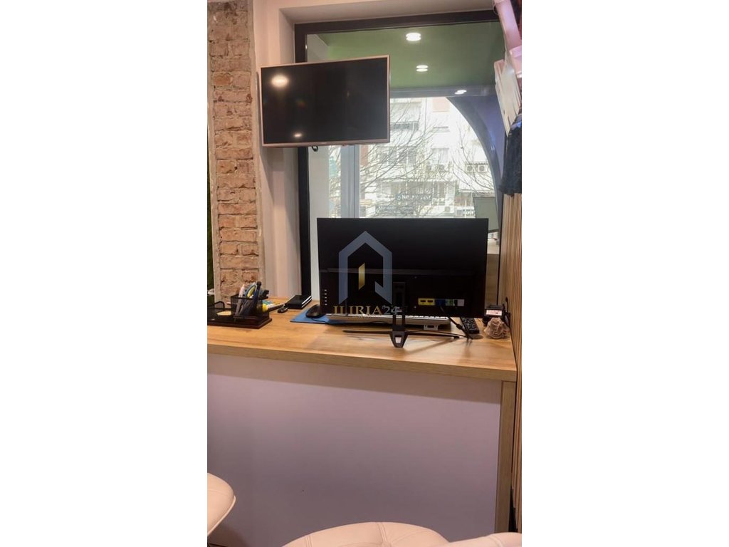 OCCASIONE! Locale commerciale in vendita in via Muhamet Gjollesha