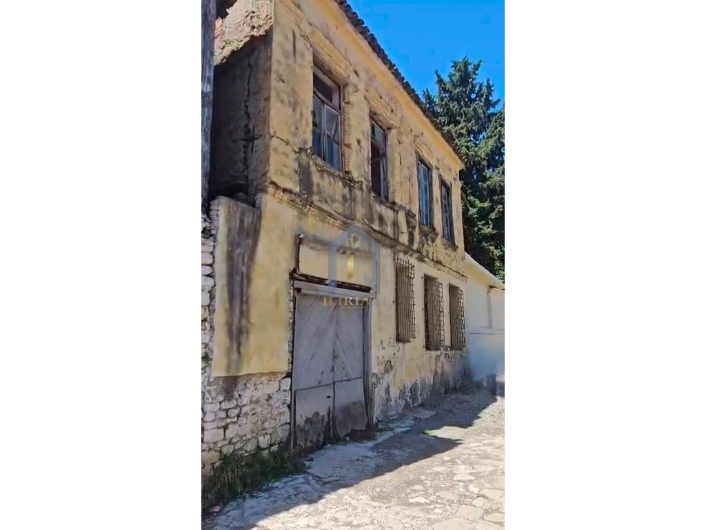 Vilë Historike për shitje tek Kalaja e "Elbasanit"