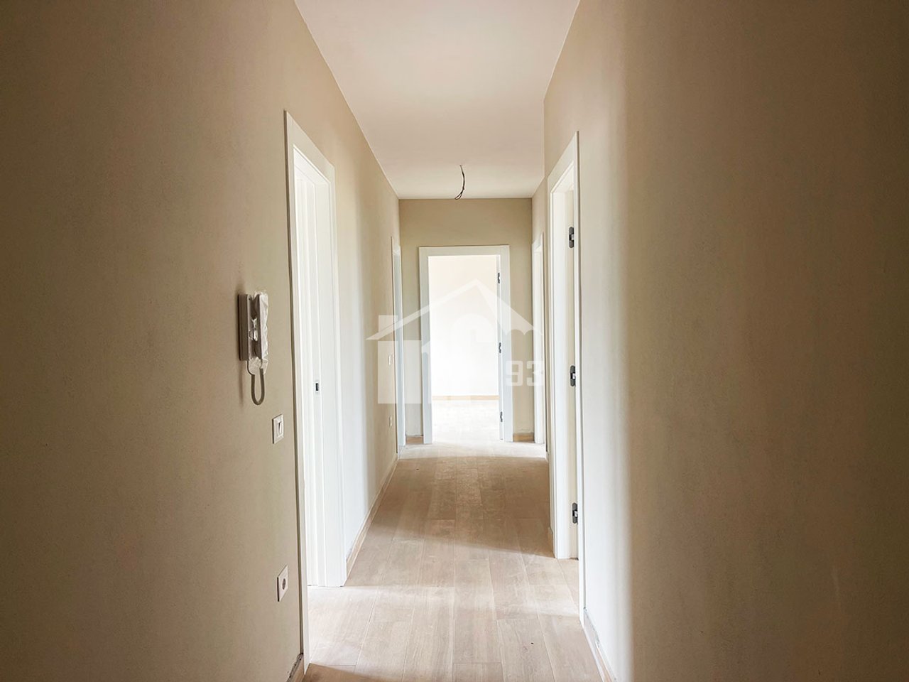 PRANË PAZARIT TE RI