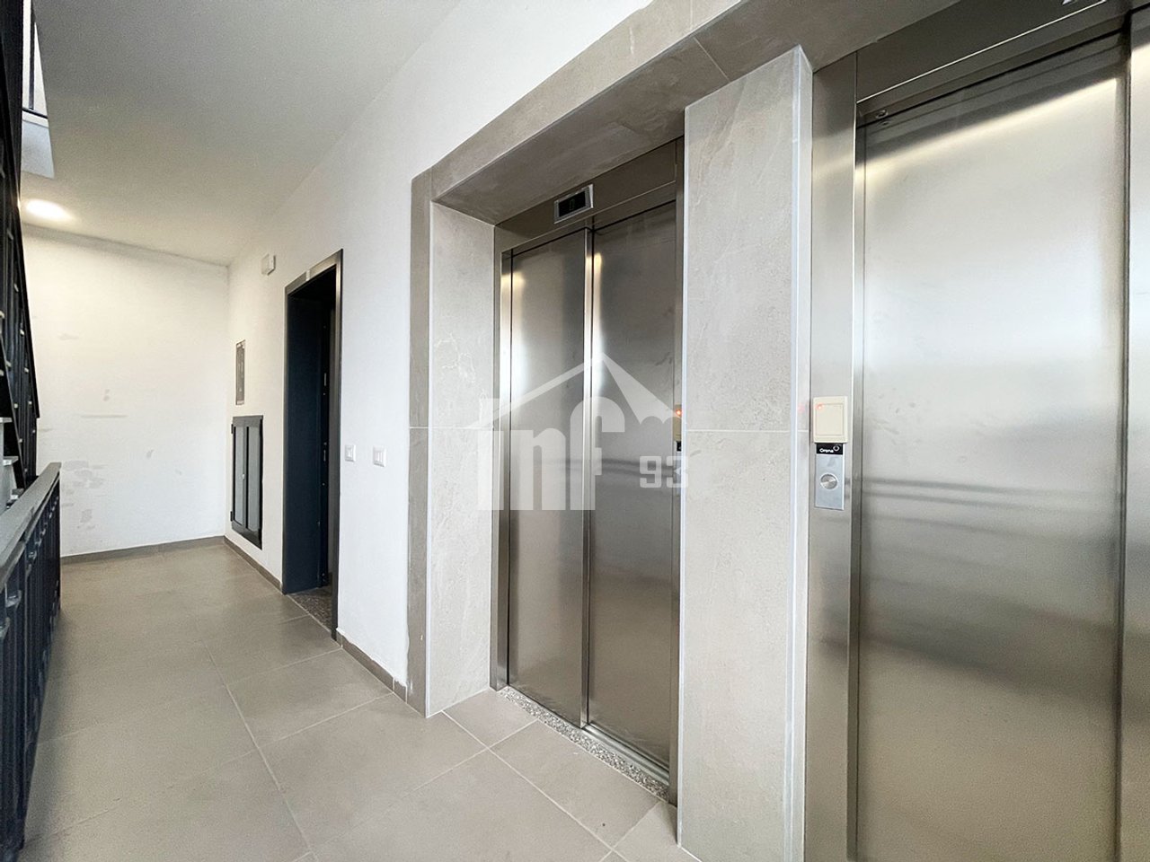 PRANË PAZARIT TE RI