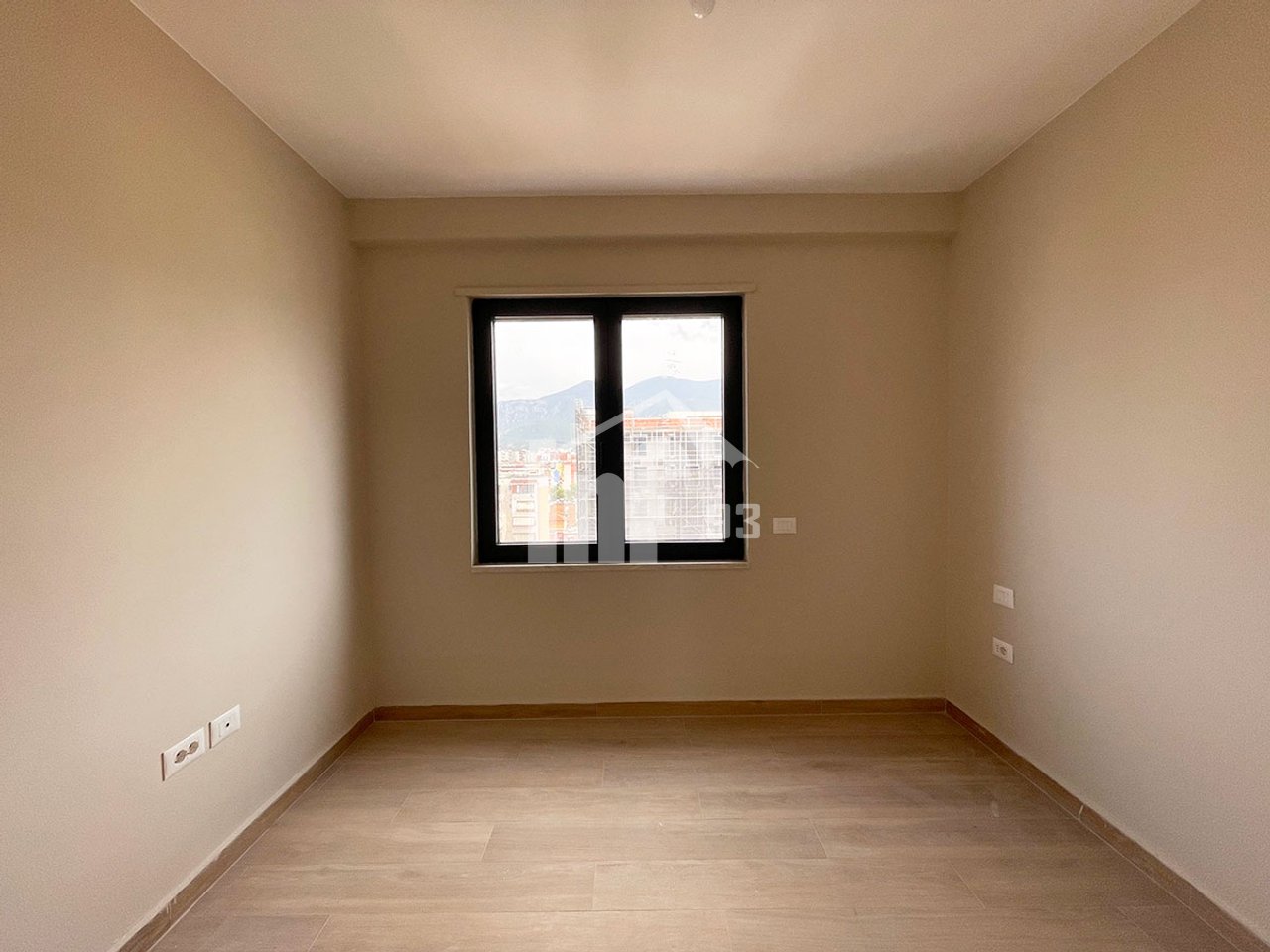 PRANË PAZARIT TE RI