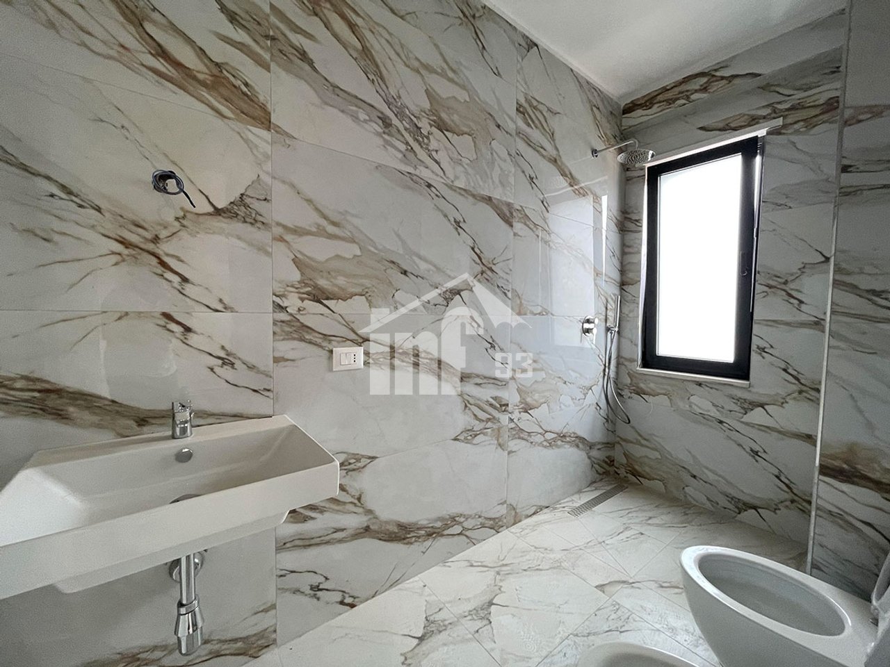 PRANË PAZARIT TE RI