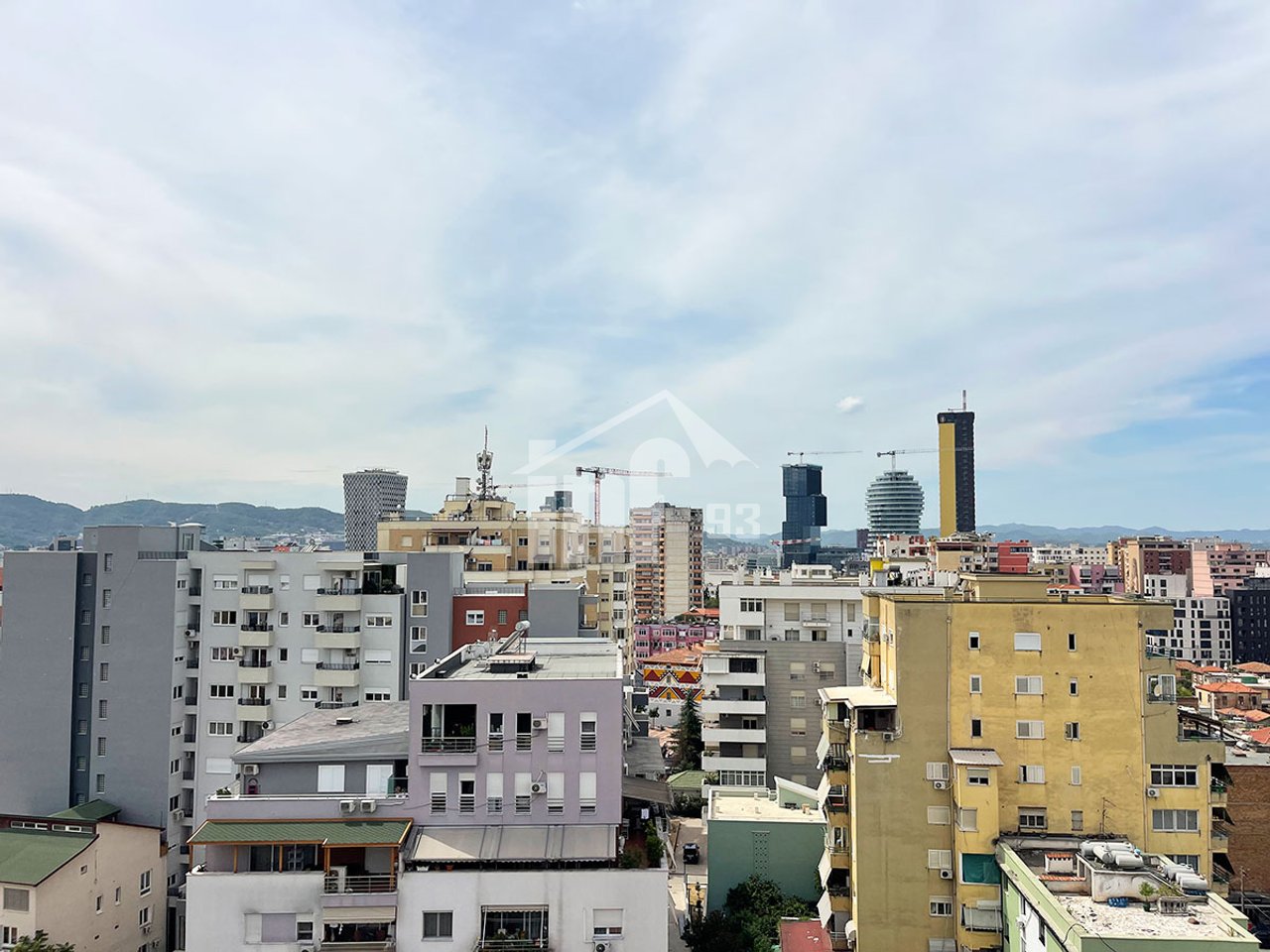 PRANË PAZARIT TE RI