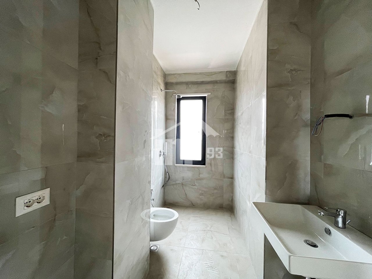 PRANË PAZARIT TE RI