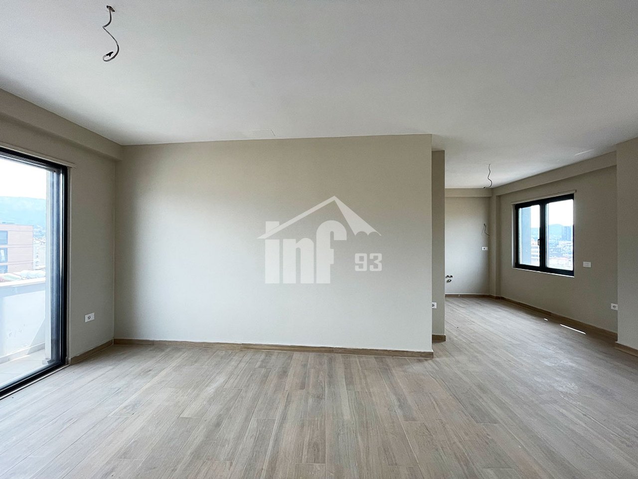 PRANË PAZARIT TE RI