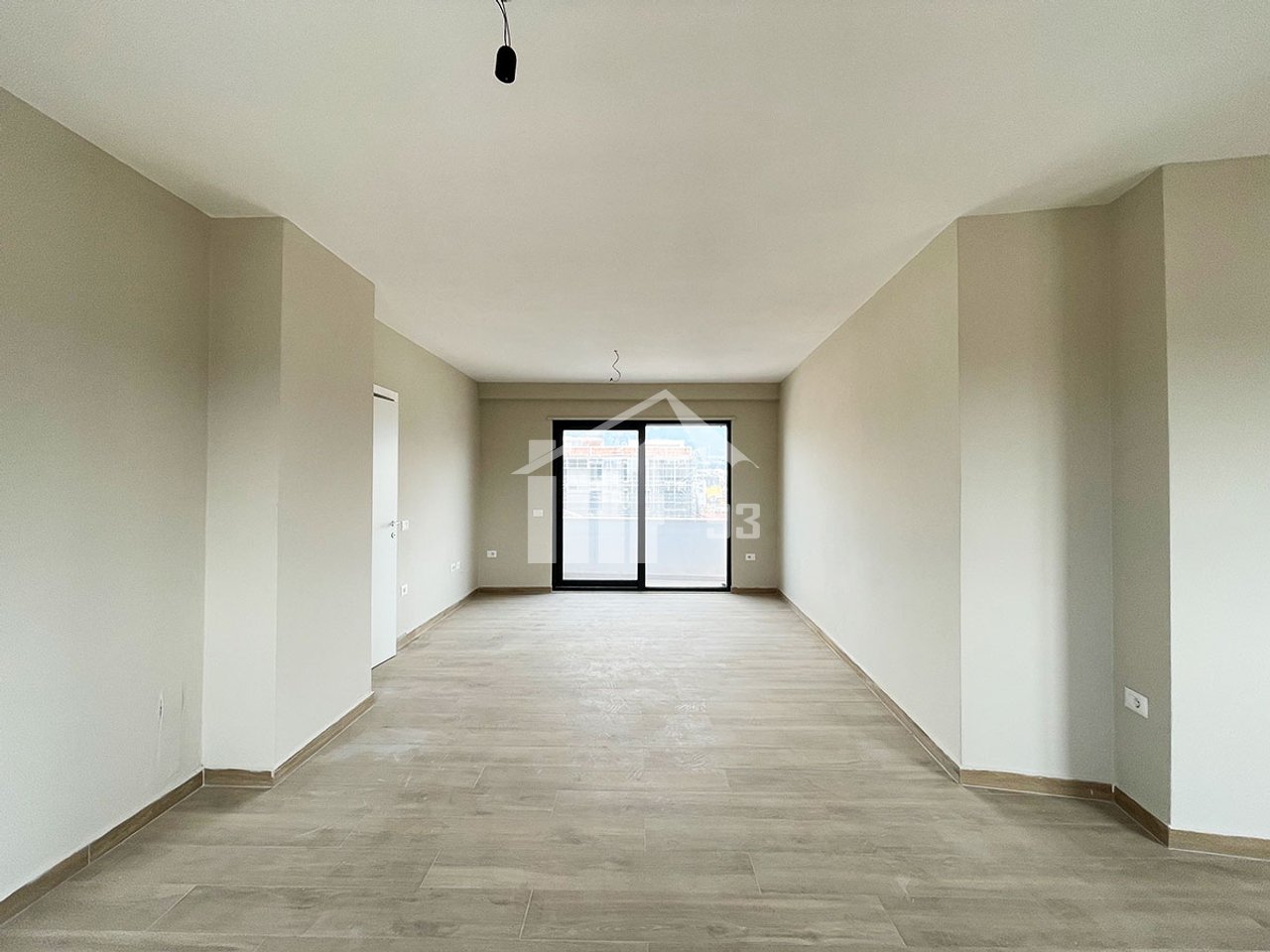 PRANË PAZARIT TE RI