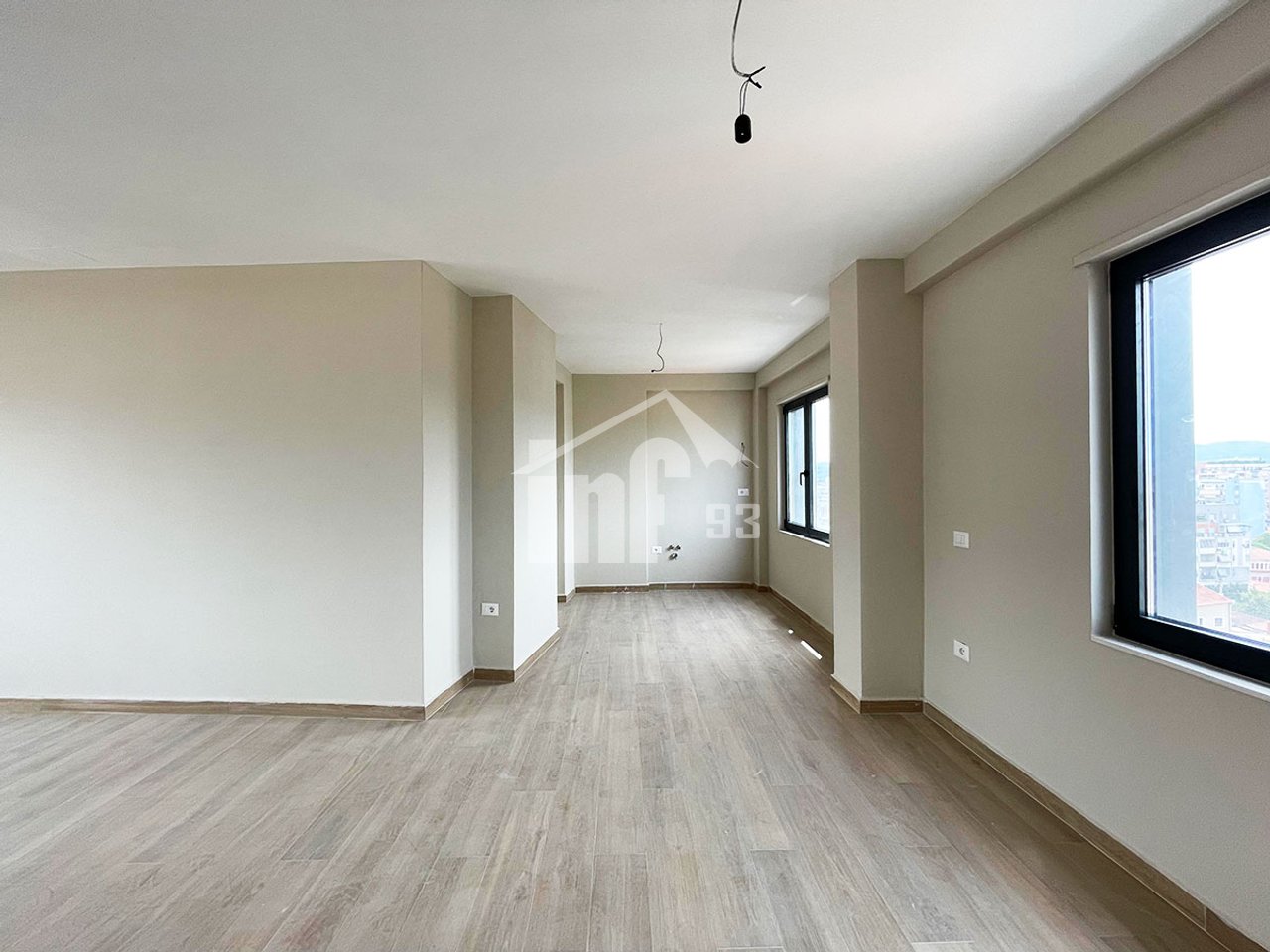 PRANË PAZARIT TE RI