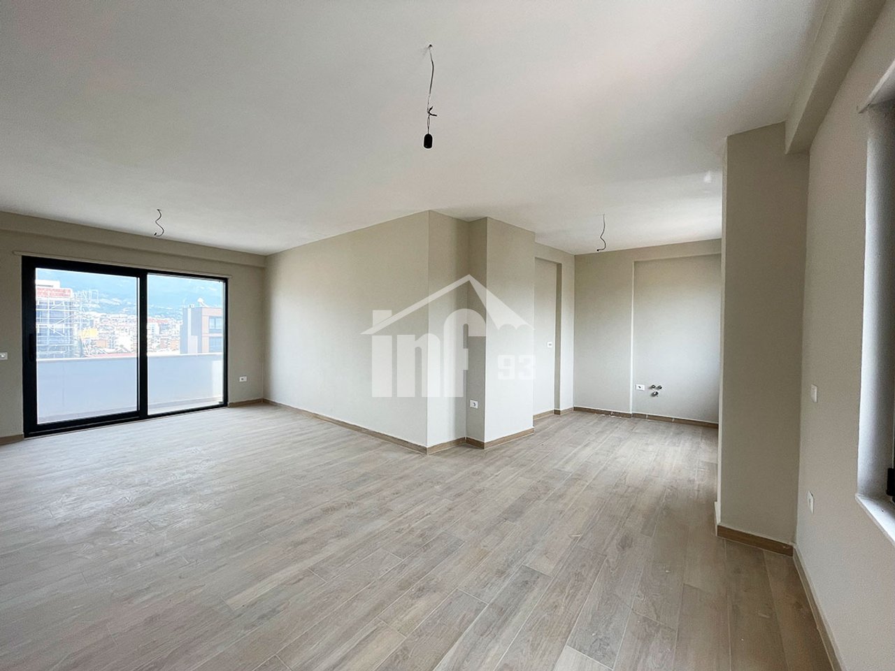 PRANË PAZARIT TE RI