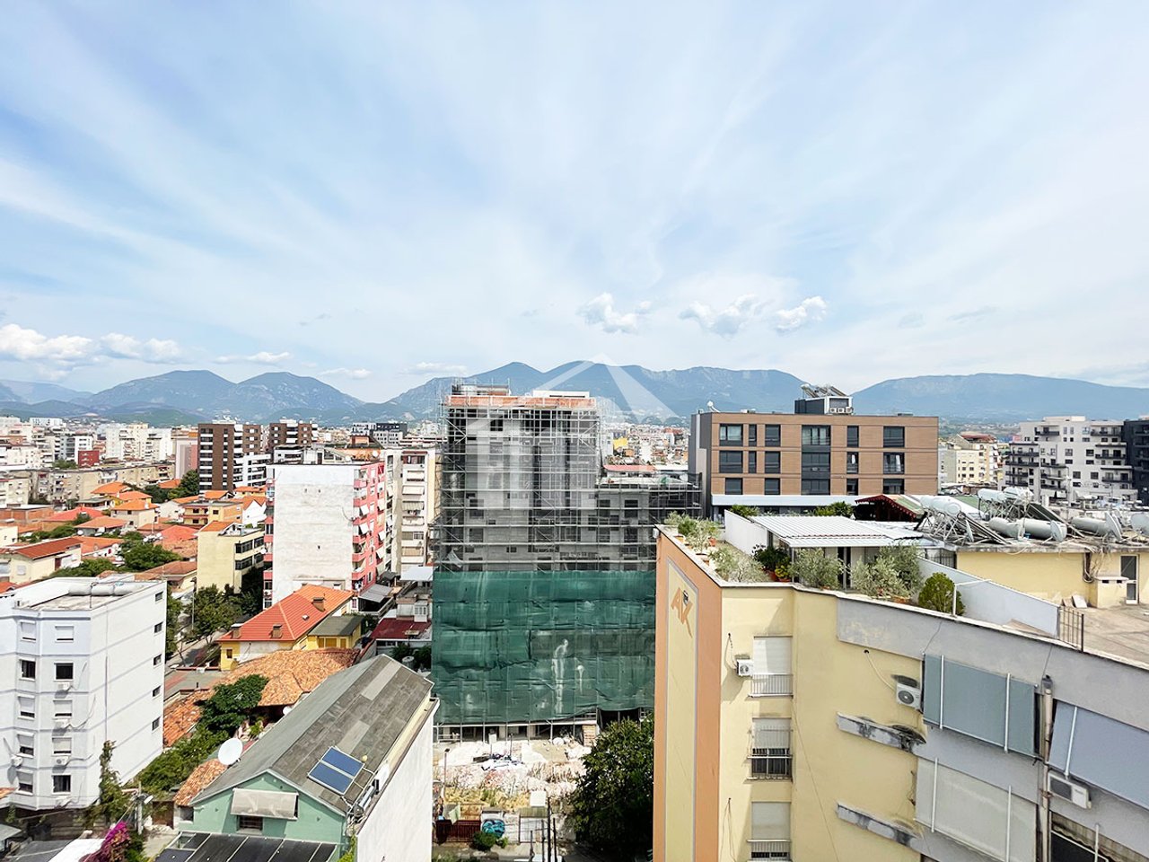 PRANË PAZARIT TE RI