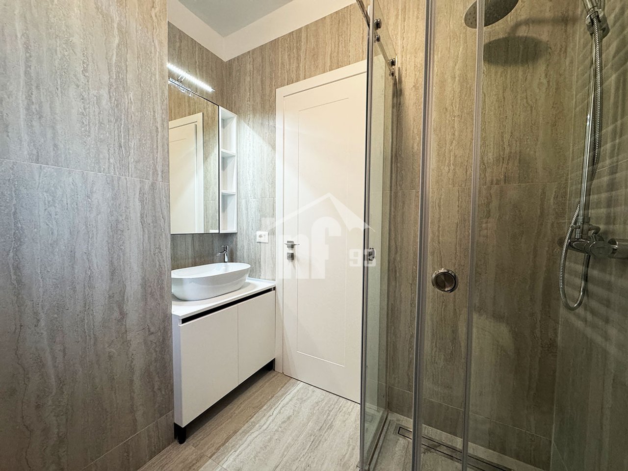 TE SELVIA, PRANE QENDRES DHE PAZARIT TE RI