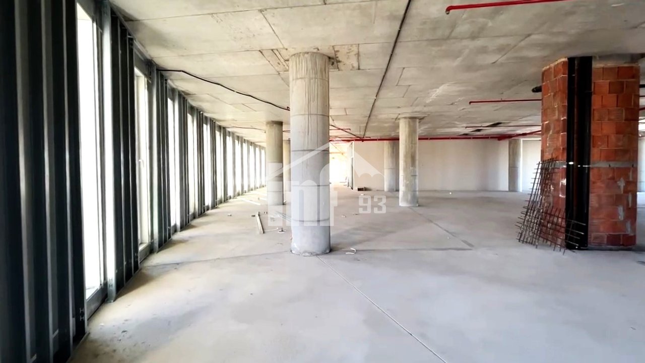 PRANË PIRAMIDËS SË TIRANËS