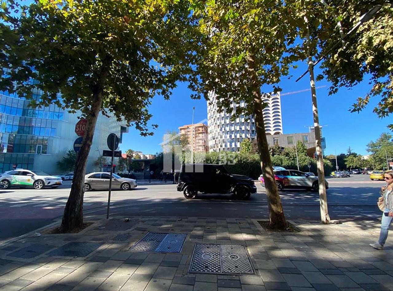 PRANË QENDRËS, PËRBALLË HOTEL “PLAZA”